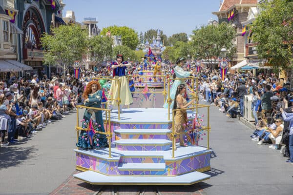 Celebrate Happy Calvacade Disneyland Princess Snow White Float | Disneyland's 70th Anniversary - New Shows, Fun Rides, and Delectable Treats